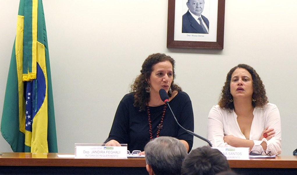 Presidente nacional do PCdoB, deputada Luciana Santos, e a Bancada do partido no Congresso rebatem "ataques caluniosos à Jandira, como a nota publicada, hoje, em um blog de um jornalista de O Globo que apresenta afirmações levianas e ilações descabidas referentes ao financiamento eleitoral de eleições passadas"; "O que o jornalista de O Globo busca é transformar um ato legal, em um factoide político, procurando tirar o foco dos escândalos do governo golpista de Michel Temer e enfraquecer a luta pela democracia, atacando lideranças progressistas, como Jandira"