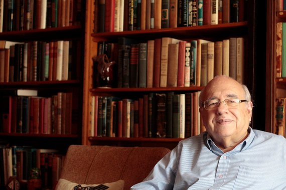 "Penso que cedo ou tarde as pessoas se darão conta de que a escolha continua sendo entre socialismo e barbárie"; perto de completar 80 anos, nesta segunda-feira (26), o cronista Luis Fernando Veríssimo deixa de lado o humor para falar de coisa séria; a consumação do golpe tornou ainda mais tortuoso o caminho para o socialismo