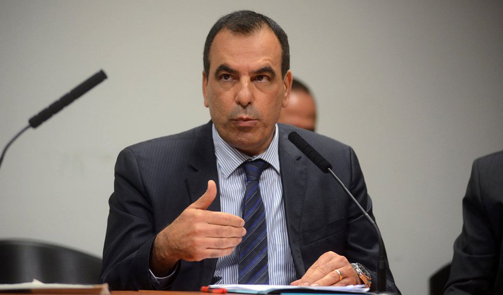 Telefônica Brasil, que opera sob a marca Vivo, espera continuar investindo 8 bilhões de reais por ano, disse nesta terça-feira o presidente-executivo da companhia, Amos Genish; ele disse que a empresa quer transformar-se em uma plataforma de serviços digitais à medida que as receitas com voz se tornam cada vez menores; "Um modelo que é focado em voz e não em banda larga está ultrapassado", disse Genish