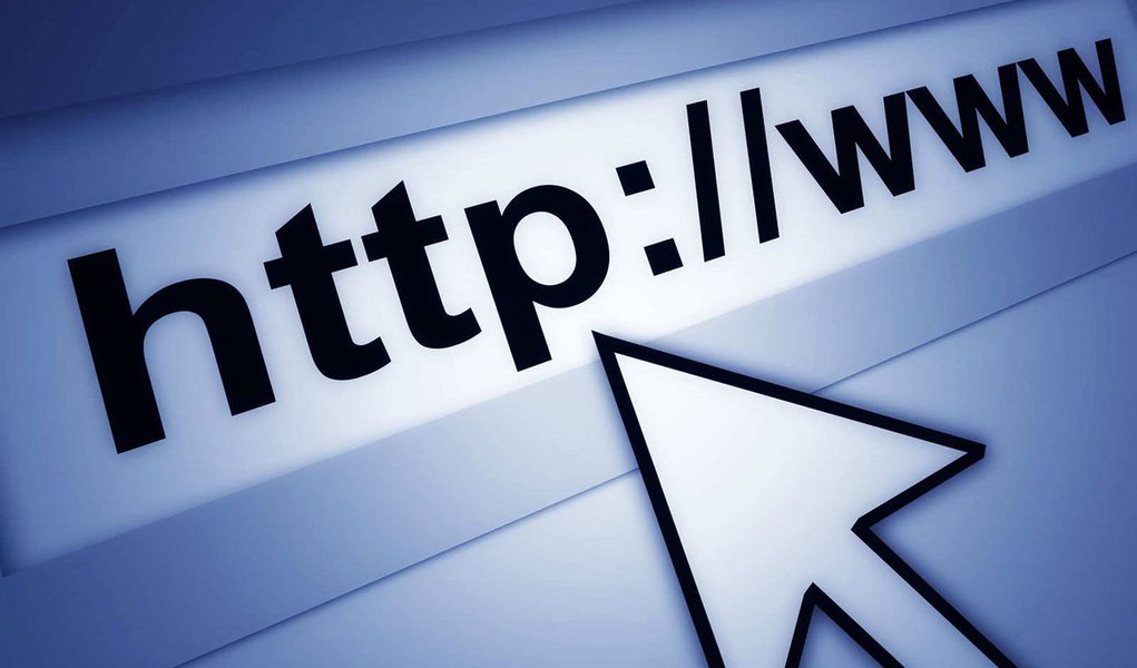 Projeto de Lei (PL) 2.390/2015, do deputado federal Pastor Franklin (então no PTdoB-MG, atualmente no PP), quer criar um cadastro para todo brasileiro que utilizar a internet; projeto também determina que todos os aparelhos vendidos no Brasil que possibilitem acessar a internet venham com o aplicativo para controlar os usuários pré-instalado, sem possibilidade de ser desativado; "Esse tipo de projeto é característico de países onde a qualidade da democracia é muito questionável, onde não é respeitada a liberdade de expressão e o direito à comunicação", diz Renata Mieli, do Fórum Nacional de Democratização da Comunicação