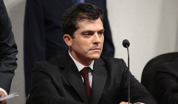 O empresário Fernando Cavendish, dono da Delta Engenharia, foi preso ao desembarcar no Rio de Janeiro, às 4h deste sábado. Em seguida, foi levado ao presídio de Água Santa; em nota, a defesa de Cavendish disse que "consciente da legalidade dos seus atos, Fernando Cavendish sempre atendeu às solicitações da Autoridade Policial, e assim continuará a fazer no âmbito do Processo Judicial"