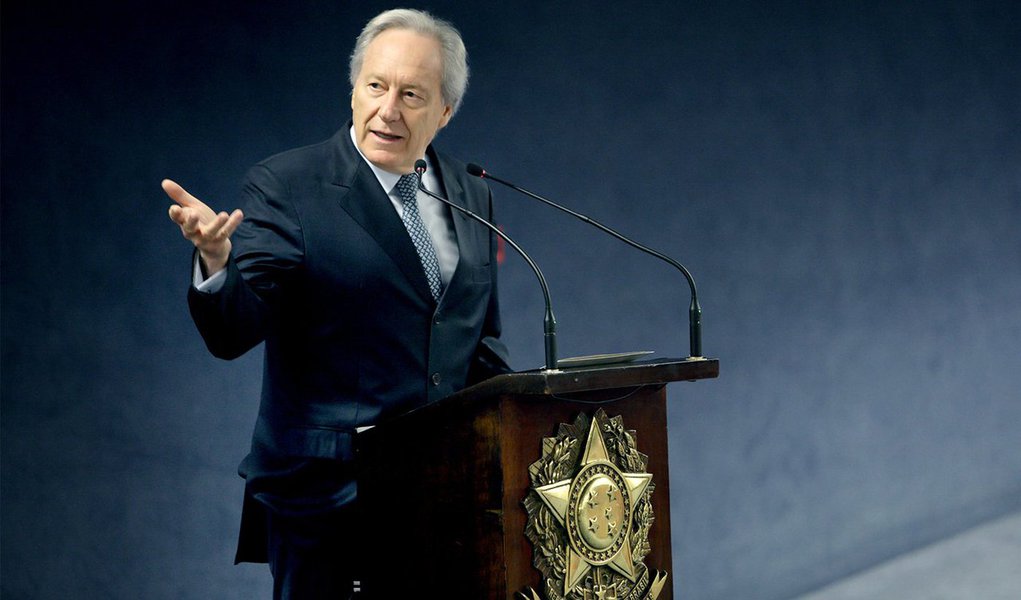 O ministro do STF Ricardo Lewandowski será o relator do processo dos deputados Celina Leão (PPS), Cristiano Araújo (PSD) e Bispo Renato Andrade (PR) em que pedem acesso ao inquérito da Operação Drácon – que afastou os três parlamentares da Mesa Diretora da Câmara Legislativa do Distrito Federal (CLDF); o caso estava com a ministra Cármen Lúcia, que tinha negado o acesso em decisão provisória; o relator mudou porque Cármen assumiu a presidência do Supremo; no processo, os deputados alegam cerceamento de defesa