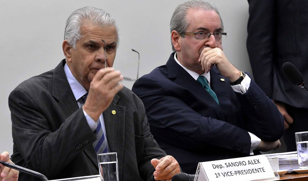 Para o presidente do Conselho de Ética, José Carlos Araújo (PR-BA), os deputados que estavam em dúvida sobre a cassação de Eduardo Cunha, tiveram a comprovação de crime pelo Supremo Tribunal Federal (STF), que acolheu uma nova denúncia contra ele; “Agora Eduardo Cunha não tem mais escapatória. Agora os deputados têm certeza não só de que ele mentiu, mas que tinha uma conta irregular no exterior. A representação engloba tudo: mentiu, desviou dinheiro para uma conta no exterior, recebeu propina e todo o resto que estamos vendo nas investigações”, disse