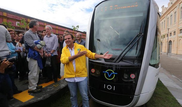 Meio século após sua extinção em praticamente toda a cidade, só sobreviveram os que servem ao bairro de Santa Teresa, o bonde volta ao Rio de Janeiro, em uma versão moderna e tecnologicamente avançada; inaugurado pelo prefeito Eduardo Paes, VLT vai operar de forma progressiva em sua primeira linha, que liga a Rodoviária Novo Rio ao Aeroporto Santos Dumont, até o próximo dia 30, para que a população se acostume à circulação dos bondes na zona portuária e no centro da cidade; a linha Rodoviária-Santos Dumont tem 18 quilômetros em trilhos, 17 paradas e uma estação; a implantação do sistema teve custo de R$ 1,157 bilhão; a tarifa, de R$ 3,80, é a mesma dos ônibus