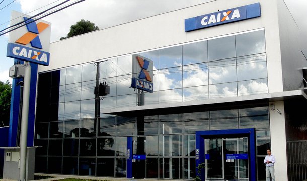 Intensificação da recessão brasileira amplia os riscos de a Caixa Econômica Federal não conseguir fazer provisões o bastante para cobrir perdas crescentes com calotes, afirmou a agência de classificação de risco Moody's; Caixa é mais sensível à crise econômica do país do que outros grandes bancos porque atua com empréstimos a segmentos cuja capacidade de pagamento é altamente correlacionado com o aumento do desemprego e a inflação alta, justificou a Moody's em um relatório