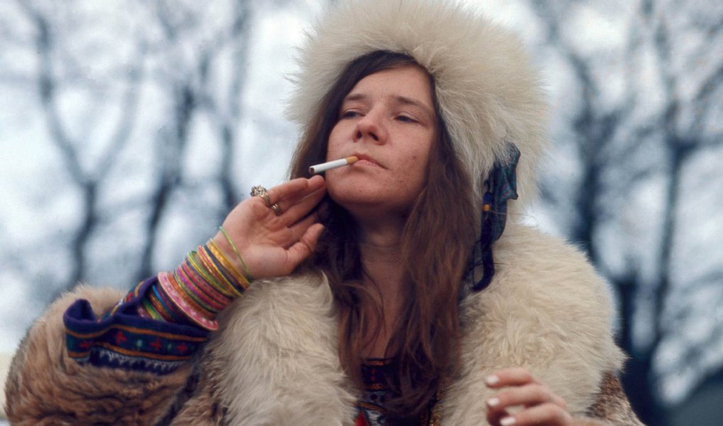 Documentário Janis: Little Girl Blue, que estreou esta semana no Brasil, mostra o lado humano que vai muito além do furacão que tornou a cantora Janis Joplin em um mito dos palcos dos palcos e na rainha do rock, como ficou conhecida; com um roteiro excepcional e um começo encantadoramente simples, o filme da diretora americana Amy J. Berg levou sete anos para ficar pronto e traz inúmeras imagens de arquivos (algumas inéditas até então), correspondências pessoais, desenhos e entrevistas concedidas por Janis, além de depoimentos de amigos, companheiros de trabalho e familiares; documentário também faz uma menção sobre sua passagem pelo carnaval do Brasil e suas viagens pelo Nordeste