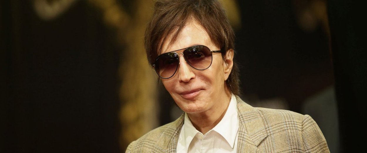 Michael Cimino, cuja carreira como diretor de Hollywood incluiu filmes como o sucesso "O Franco-Atirador" e o lendário fracasso de bilheteria "O Portal do Paraíso", morreu aos 77 anos;  "O Franco-Atirador, um filme de 1978 sobre a guerra do Vietnã e com Robert De Niro no papel principal, fez de Cimino um dos diretores mais procurados de Hollywood. O filme venceu vários Oscars, incluindo os de melhor filme e melhor direção; causa da morte não foi revelada