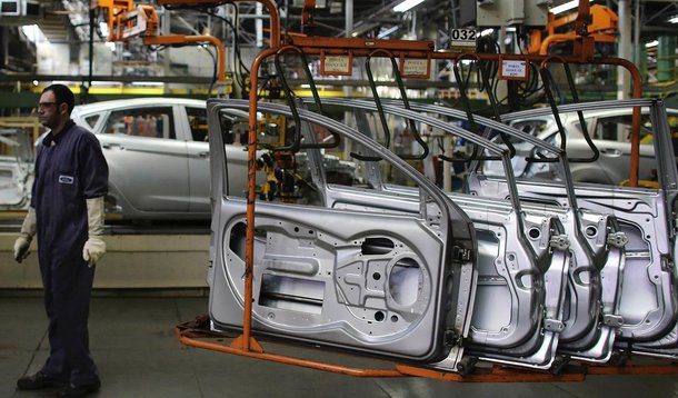Levantamento de  Sondagem Industrial feito pela Confederação Nacional da Indústria (CNI) aponta que a produção industrial e o número de empregados do setor caíram na passagem de junho para julho.; índice de evolução da produção industrial ficou em 46,6 pontos em julho de 2016, inalterado na comparação com junho; o  índice de evolução do número de empregados ficou praticamente estável em 45,1 pontos em relação ao ano anterior; valores abaixo dos 50 pontos indicam queda da produção e do número de empregados