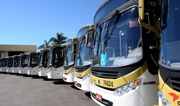 Funcionários da viação São José paralisaram as linhas de ônibus que saem dos terminais do Setor O, M Norte, Recanto das Emas, QNQ, P Norte e Samambaia; diretor do Sindicatado dos Rodoviários, José Wilson Cabral informou que a empresa determina que os funcionários trabalhem 7 horas e 20 minutos por dia, sendo a maior parte do tempo cumprido em um turno e o restante deve ser realizado em outro período, com intervalo de duas horas de almoço; o objetivo da paralisação é que eles passem a realizar seis horas diárias e tenham uma folga por semana; segundo Cabral, há cerda de 490 ônibus parados
