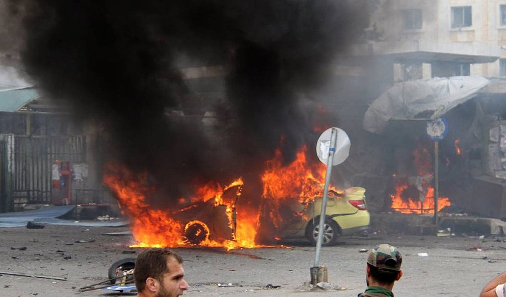 O que militantes islâmicos fazem enquanto esperam para ser enviados à uma missão suicida com bomba?; o jornalista norueguês Paul Refsdal nos leva no seu novo documentário a uma linha de frente insurgente na Síria, entrevistando potenciais homens-bomba para ver como é a vida diária deles enquanto esperam para ser enviados para a morte; o filme, “Dugma: The Button” (“Dugma: O Botão, em tradução livre), filmado no fim de 2014 e no ano passado, segue integrantes da Frente Nusra, grupo rebelde então associado com a Al Qaeda, durante a espera deles para serem usados como homens-bomba, os mostrando num restaurante, lavando pratos ou conversando ao mesmo tempo que há tiros nas proximidades