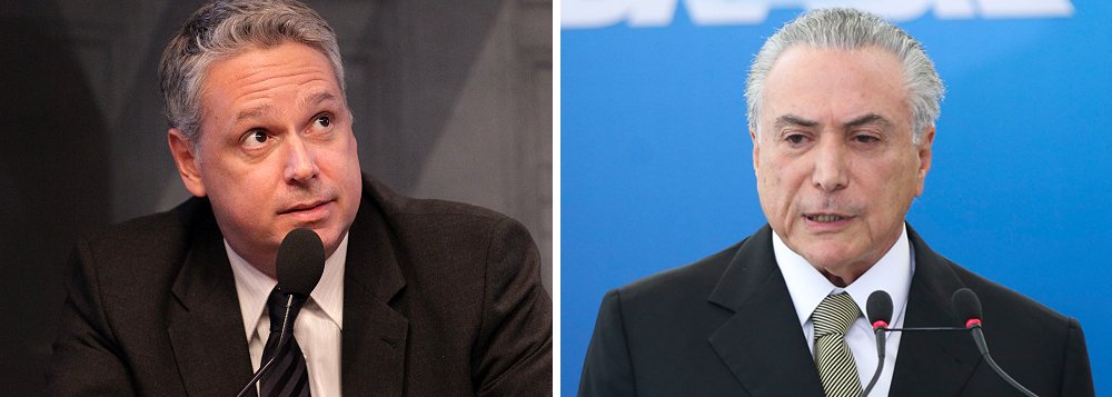 "Na prática, o que faz o presidente em exercício Michel Temer e seu ministério é administrar expectativas até que possa se tornar definitivo", afirma o jornalista José Roberto de Toledo, colunista do Estadão; segundo ele, enquanto isso, a mão "silenciosa do governo age de todas as maneiras" para tentar evitar que a Lava Jato destrua o PMDB; "Enquanto a mão age em silêncio, a boca tenta distrair o público falando o oposto", diz