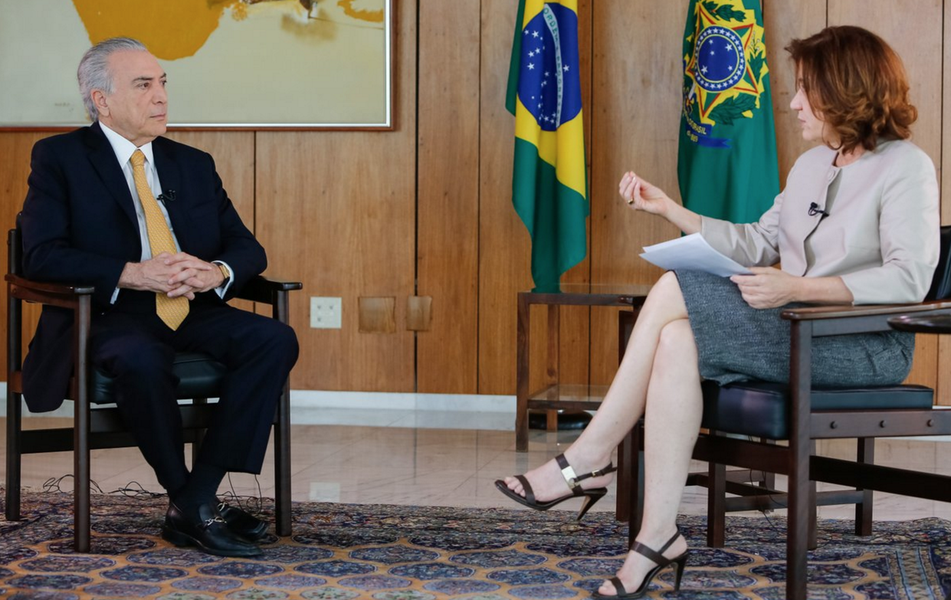 Na entrevista concedida a Miriam Leitão, que foi exibida ontem à noite pela Globonews, Michel Temer reconheceu que o desemprego, o maior da história do País, não cairá tão cedo; "O desemprego vai continuar alto e o país precisa ter paciência para enfrentar as dificuldades"; Temer também falou sobre sua aposentadoria precoce, obtida aos 55 anos, no momento em que ele deve propor idade mínima de 65 anos; "A minha aposentadoria é uma revelação. É um exemplo para mostrar a impropriedade dessa aposentadoria. Vinte anos depois, estou aqui trabalhando", afirmou ele, que, claro, não cogita deixar de receber seus benefícios; ele também afirmou que, se a chapa Dilma-Temer vier a ser cassada pelo TSE não se insurgirá, mas ressaltou que estava no banco do passageiro