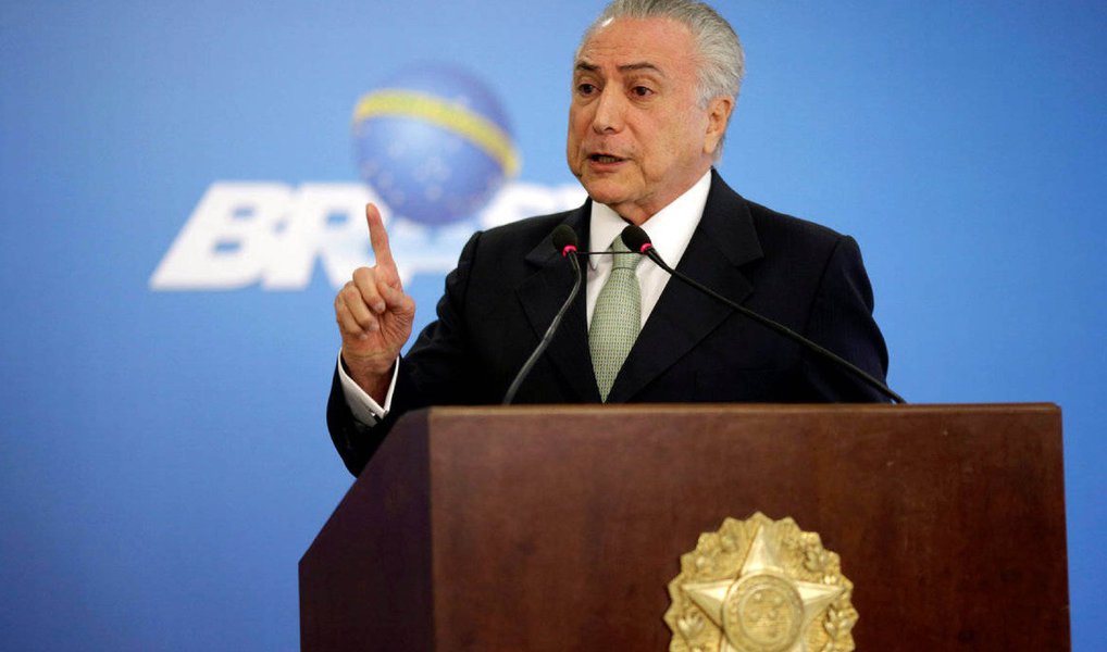 O presidente interino Michel Temer afirmou nesta sexta (8) que, em apenas 48 dias de governo, sua equipe conseguiu reduzir o déficit orçamentário, de R$ 170,5 bilhões este ano para R$ 139 bilhões em 2017; ele, no entanto, não mencionou que o déficit originalmente previsto pelo governo era, na verdade, de R$ 96,65 bilhões, alterado após a substituição da presidente Dilma Rousseff; discurso do interino, no entanto, não engana nem economistas liberais como Marcio Garcia, que disse que Temer promoveu um banquete antes de iniciar sua prometida dieta