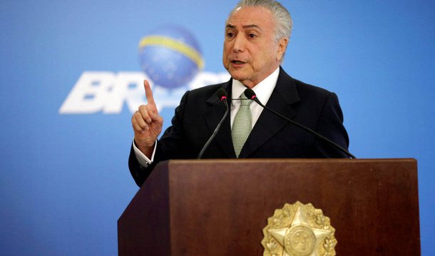 O presidente interino Michel Temer afirmou nesta sexta (8) que, em apenas 48 dias de governo, sua equipe conseguiu reduzir o déficit orçamentário, de R$ 170,5 bilhões este ano para R$ 139 bilhões em 2017; ele, no entanto, não mencionou que o déficit originalmente previsto pelo governo era, na verdade, de R$ 96,65 bilhões, alterado após a substituição da presidente Dilma Rousseff; discurso do interino, no entanto, não engana nem economistas liberais como Marcio Garcia, que disse que Temer promoveu um banquete antes de iniciar sua prometida dieta