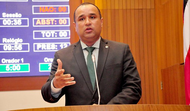 O deputado estadual Roberto Costa (PMDB) afirmou que o seu partido terá candidatura própria a prefeito de São Luís e o nome escolhido será o do vereador Fábio Câmara; o parlamentar reforçou que, na falta de uma candidatura com consistência e competitiva, a legenda deve buscar outra caminho, que é a postulação própria; "Eu vejo que nós perdemos o time de fazer uma composição. Portanto, apesar das nossas divergências, discussões, brigas, eu defendo que o PMDB tenha candidatura própria com o Fábio Câmara", disse ele
