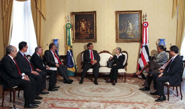 O governador Flávio Dino recebeu a visita da ministra do STF Cármem Lúcia Antunes Rocha, vice-presidente da Corte; à ministra, Flávio Dino afirmou ter "preocupação de construir uma pauta federativa"; "Em que o Supremo e o Conselho Nacional de Justiça conversem com os governadores. Eu estarei presente numa reunião de todos os governadores dos estados, logo em seguida da posse da ministra Cármem Lúcia, para que possamos tratar da temática penitenciária, da violência contra mulher, sobre políticas sociais em um modo de modo geral", anunciou