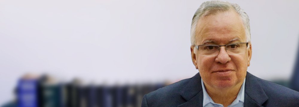 O coronel reformado da Polícia Militar do Rio de Janeiro Pedro Chavarry Duarte, de 62 anos, foi preso em flagrante neste sábado ao ser surpreendido com uma criança do sexo feminino, de apenas dois anos de idade, completamente nua no interior do seu carro; ele foi preso por policiais do 22º Batalhão da Polícia Militar, que atenderam a uma denúncia anônima; a prisão ocorreu em Ramos, bairro da zona norte do Rio; no ato do flagrante, o coronel teria tentado subornar os policiais, para que a ocorrência não fosse levada adiante