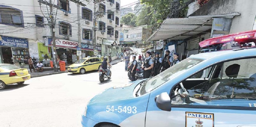 Polícia Militar fará a escolta das urnas até as zonas eleitorais a partir de 13h deste sábado, ficará de guarda nos locais durante a noite e manterá os equipamentos em segurança mesmo após o término da votação; durante a votação, haverá pelo menos um oficial da PM em cada uma das 256 zonas eleitorais e ao menos um policial, guarda municipal ou bombeiro em cada um dos 5.049 locais de votação do estado, em ação integrada com outros órgãos de segurança