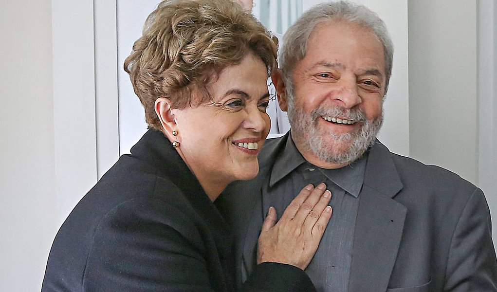 Fernando Brito comenta a lista de propinas aberta por Sérgio Machado, que inclui caciques do PMDB, incluindo o interino Michel Temer, até o tucano Aécio Neves; "Mas há dois nomes importantes. Não por estarem na lista, mas por não estarem citados em momento algum. São exatamente Lula e Dilma. Apontados como vilões, são dos poucos a quem, mesmo os delatores mais dispostos a tudo para salvar a pele, não apontam o recebimento de vantagem em dinheiros", destaca