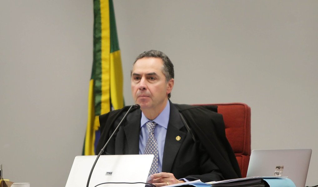 Ministro do Supremo Tribunal Federal (STF) Luís Roberto Barroso afirmou que somente o crime de responsabilidade não é o bastante para dar início a um processo de impeachment; segundo le, a perda de sustentação política é quem acaba desencadeando o processo; "O impeachment depende de crime de responsabilidade. Mas, no presidencialismo brasileiro, se você procurar com lupa, é quase impossível não encontrar algum tipo de infração pelo menos de natureza orçamentária. Portanto, o impeachment acaba sendo, na verdade, a invocação do crime de responsabilidade, que você sempre vai achar, mais a perda de sustentação política", disse