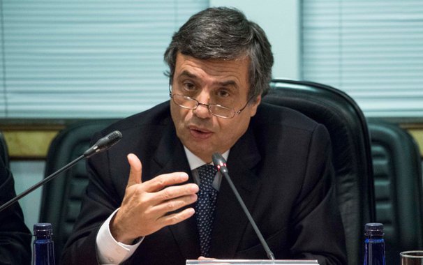 Presidente da Federação Brasileira de Bancos (Febraban), Murilo Portugal, disse que o setor bancário nacional será "parte da solução" para crise econômica brasileira e não o contrário; segundo ele, os bancos brasileiros "estão preparados para financiar a retomada do crescimento econômico no Brasil"; Portugal também destacou que a Febraban já vê "sinais" de recuperação da economia; "Já vemos sinais de estabilização da atividade econômica no segundo semestre e com possibilidade de voltar a crescer no final do ano", afirmou