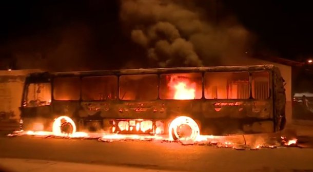 O governo do Maranhão informou que já identificou 93 pessoas envolvidas nos ataques da última semana na região metropolitana de São Luís; ônibus e escolas foram incendiados; entre os envolvidos estão 35 detentos do Complexo Penitenciário de Pedrinhas; apontados como mandantes dos ataques, 23 deles foram transferidos para o Presídio Federal de Mossoró, no Rio Grande do Norte; a permanência dos presos na unidade é por tempo indeterminado