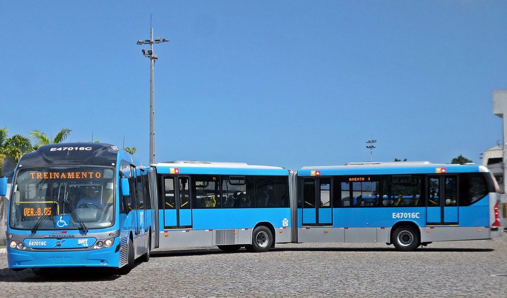 O desembargador Alexandre Freitas Câmara, da 2ª Câmara Cível do TJ-RJ, manteve a decisão do juiz de primeira instância, determinando que a frota de ônibus urbanos do município do Rio seja totalmente climatizada até o fim do ano; na decisão, o desembargador negou antecipação de tutela ao recurso (agravo de instrumento) da prefeitura do Rio contra a decisão em primeira instância pelo afastamento dos efeitos do decreto que estabeleceu nova meta de climatização de 100% da frota de ônibus urbanos do município do Rio