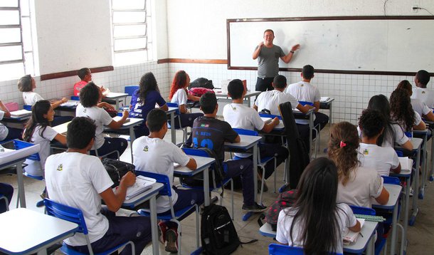 Auditoria realizada pelo governo do Maranhão, entre os meses de maio e julho deste ano, revelou que 2.439 professores da Rede Estadual de Ensino estão fora das salas de aula das escolas do Estado; isso representa um prejuízo de R$ 100 milhões ao erário público, além dos encargos trabalhistas específicos para profissionais que atuam em sala de aula