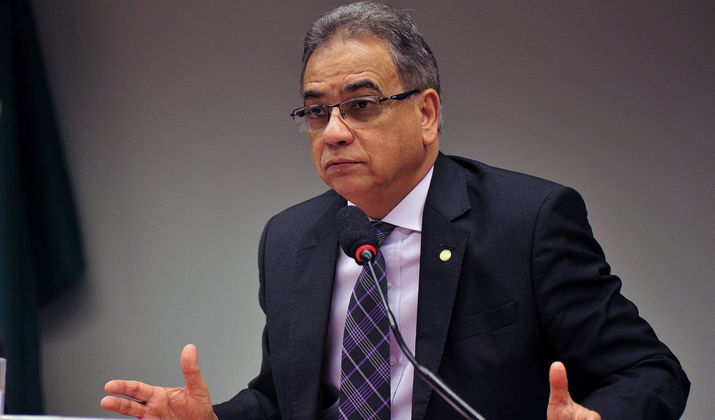 Inicialmente, Ronaldo Fonseca (Pros-RJ) tinha prazo até sexta feira passada (1º), mas pediu mais tempo para analisar os documentos e conversar com assessores e técnicos parlamentares; Cunha questiona na comissão a decisão do Conselho de Ética, do último dia 14, de aprovar a cassação do mandato dele por 11 votos a nove; o relator tem também se defendido das acusações de outros deputados que levantaram suspeição sobre o nome dele