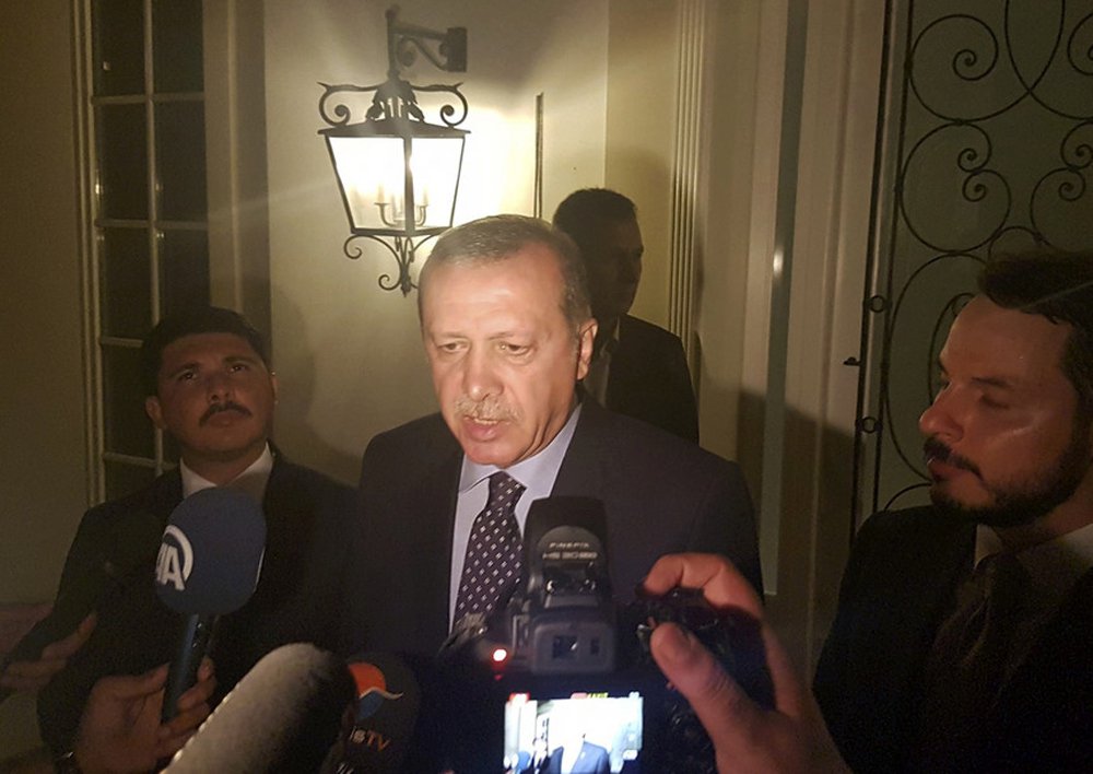 Em discurso para a multidão após chegar a Istambul, na madrugada deste sábado, o presidente da Turquia, Recep Tayyip Erdogan, declarou aos militares que tentaram tomar o poder: "Há um governo eleito aqui, um presidente eleito pelo povo e estamos em uma posição de governar o país e continuamos assim. Nunca passaremos o controle do nosso país a esses intrusos"; segundo ele, os golpistas pagarão um "preço alto" pelo ato