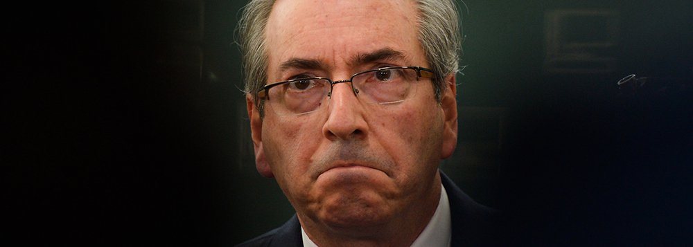 Por unanimidade, o Supremo Tribunal Federal decide aceitar a abertura de ação penal contra o presidente afastado da Câmara, Eduardo Cunha (PMDB-RJ), por recebimento de propina em contas não declaradas na Suíça, excluindo apenas a cláusula de aumento da pena; para o relator, do processo, ministro Teori Zavascki, "há indícios robustos para receber a denúncia pelos crimes de corrupção passiva, lavagem de dinheiro e evasão de divisas"; ministro afirmou ainda que "o fato de os valores não estarem em seu nome é irrelevante para a tipicidade da conduta"; a maioria do plenário também rejeitou recurso apresentado pela defesa e manteve com o juiz Sérgio Moro os casos da mulher e da filha de Cunha; com a decisão, Cunha se torna réu em duas ações penais no STF