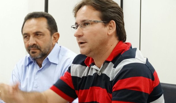 O martelo ainda não foi batido, mas tudo indica que o candidato a vice na chapa do prefeito Edivaldo Holanda Júnior (PDT), deverá ser o presidente do Sindicato dos Professores, Júlio Pinheiro (PCdoB); a informação é do Blog do Jorge Vieira; senador Roberto Rocha tentou impor o nome do filho, vereador Roberto Rocha Júnior, como vice, para o PSB integrar a coligação, mas a proposta foi rejeitada pelos demais partidos que já fazem parte da aliança