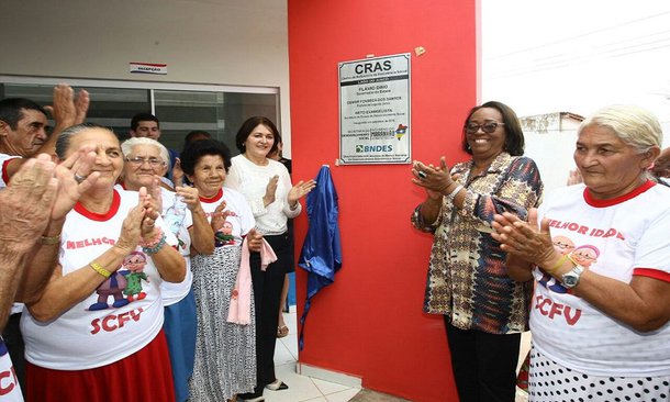 Neste sábado, Centros de Referência em Assistência Social (CRAS) foram inaugurados em Alto Alegre do Pindaré, Bernardo do Mearim, Esperantinópolis, Graça Aranha, Igarapé Grande, Lago do Junco, Lago dos Rodrigues, Lima Campos, Paulo Ramos, Poção de Pedras e Trizidela do Vale; inaugurações fazem parte de esforço do governo estadual para ampliar o acesso a serviços e programas sociais em todo o Maranhão; até o momento, 59 equipamentos como esses já foram inaugurados; no próximo dia 6 deste mês, serão entregues mais quatro centros de assistência, totalizando 63 novas unidades de CRAS e CREAS no estado em dois meses