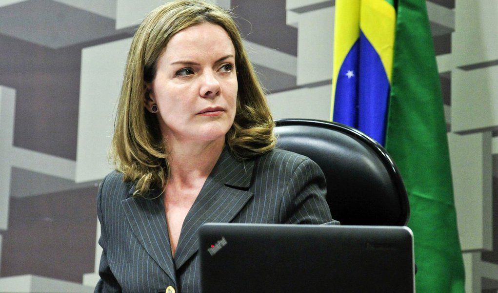 O juiz federal Paulo Bueno de Azevedo, responsável pela Operação Custo Brasil, defendeu no Supremo Tribunal Federal (STF) a legalidade da prisão do ex-ministro do Planejamento Paulo Bernardo e da busca e apreensão realizadas no apartamento funcional de sua esposa, a senadora Gleisi Hoffmann (PT-PR); segundo o magistrado, os mandados de busca e apreensão foram dirigidos somente ao ex-ministro. Azevedo também esclareceu que determinou à Polícia Federal que não fossem recolhidos objetos ligados à senadora, que só pode ser investigada pelo STF