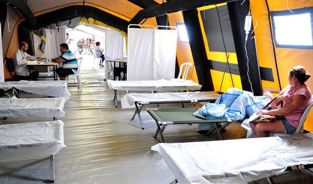 A Secretaria de Saúde registrou, desde o início do ano, 17.204 casos de suspeita de dengue — doença transmitida pelo mosquito Aedes aegypti — em moradores de Brasília; também houve registro de 2.213 residentes de outras unidades da Federação, que deram entrada em hospitais do Distrito Federal com sintomas; os dados são do Informativo Epidemiológico nº 23 pela pasta; dos brasilienses notificados, 15.167 são classificados como prováveis infectados pelo vírus; para uma melhor definição, conforme recomendação do Ministério da Saúde, a secretaria substituiu a nomenclatura “confirmada” por “provável”