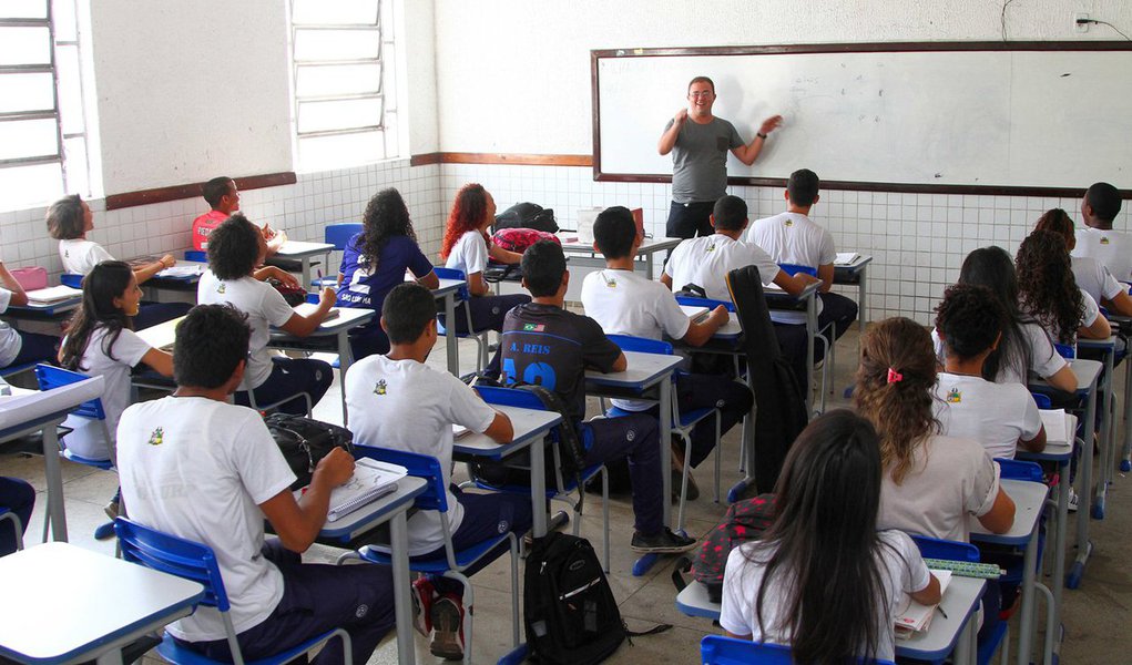 Auditoria realizada pelo governo do Maranhão, entre os meses de maio e julho deste ano, revelou que 2.439 professores da Rede Estadual de Ensino estão fora das salas de aula das escolas do Estado; isso representa um prejuízo de R$ 100 milhões ao erário público, além dos encargos trabalhistas específicos para profissionais que atuam em sala de aula