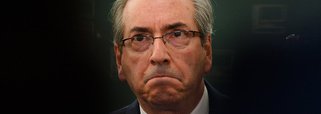 Por unanimidade, o Supremo Tribunal Federal decide aceitar a abertura de ação penal contra o presidente afastado da Câmara, Eduardo Cunha (PMDB-RJ), por recebimento de propina em contas não declaradas na Suíça, excluindo apenas a cláusula de aumento da pena; para o relator, do processo, ministro Teori Zavascki, "há indícios robustos para receber a denúncia pelos crimes de corrupção passiva, lavagem de dinheiro e evasão de divisas"; ministro afirmou ainda que "o fato de os valores não estarem em seu nome é irrelevante para a tipicidade da conduta"; a maioria do plenário também rejeitou recurso apresentado pela defesa e manteve com o juiz Sérgio Moro os casos da mulher e da filha de Cunha; com a decisão, Cunha se torna réu em duas ações penais no STF