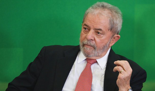 O juiz federal Ricardo Soares Leite atendeu ao pedido da defesa do ex-presidente Lula e determinou a redistribuição do inquérito em que Lula e o ex-senador Delcídio do Amaral são acusados de tentar impedir o ex-diretor da Petrobras Nestor Cerveró de assinar acordo de delação premiada; petição dos advogados de Lula contestava a distribuição do inquérito para a 10ª Vara Federal no Distrito Federal, que é especializada em lavagem de dinheiro; para a defesa, o inquérito deveria ser distribuído livremente