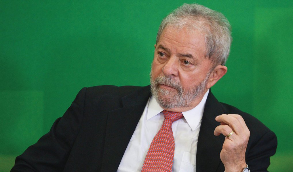 O juiz federal Ricardo Soares Leite atendeu ao pedido da defesa do ex-presidente Lula e determinou a redistribuição do inquérito em que Lula e o ex-senador Delcídio do Amaral são acusados de tentar impedir o ex-diretor da Petrobras Nestor Cerveró de assinar acordo de delação premiada; petição dos advogados de Lula contestava a distribuição do inquérito para a 10ª Vara Federal no Distrito Federal, que é especializada em lavagem de dinheiro; para a defesa, o inquérito deveria ser distribuído livremente