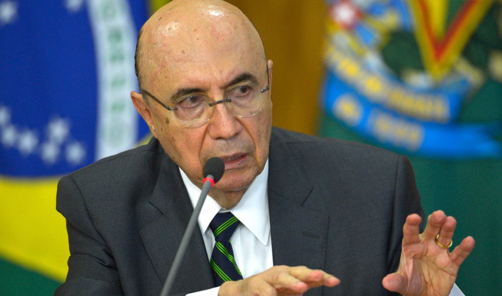 O ministro da Fazenda, Henrique Meirelles, disse, nesta sexta (17), ter a expectativa que seja aprovada no Congresso a Proposta de Emenda à Constituição (PEC) que estabelece limite para o crescimento dos gastos públicos; ele também afirmou que a recente saída de mais um ministro do governo do presidente interino Michel Temer não tem alterado o trabalho na Fazenda, que segue normalmente
