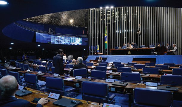 Sem acordo para votação, o plenário do Senado adiou nesta quarta (6), por três dias, a análise do Projeto de Lei nº 186, que libera a exploração e regulamenta os jogos de azar, como cassinos, bingos, jogo do bicho e videojogos no Brasil; como a proposta estava na pauta de votações de hoje, os líderes partidários fecharam um acordo para aprovar um requerimento a fim de adiar a apreciação da matéria; os jogos de azar são proibidos no país há 70 anos