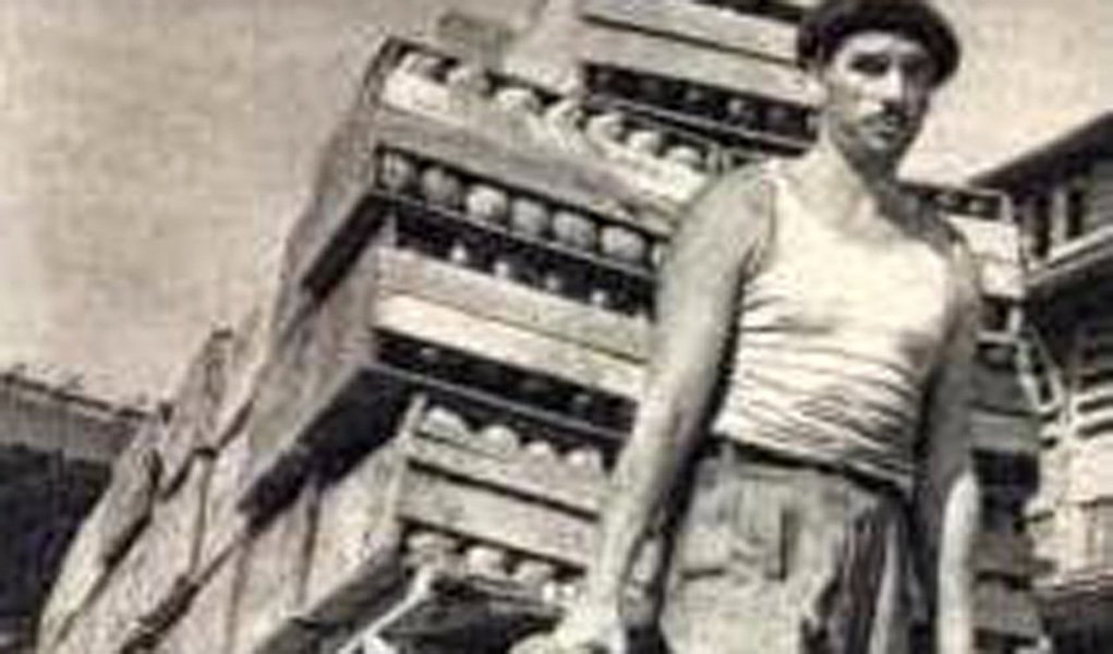 As elites conspiram. Não perdem tempo retrucando nas redes sociais. A retórica da luta contra o comunismo, o ódio insano contra partidos políticos progressistas, o moralismo hipócrita que enaltece a corrupção de um lado, ao mesmo tempo em que a tolera acintosamente do outro são sintomas claros da "síndrome do burro sem rabo"