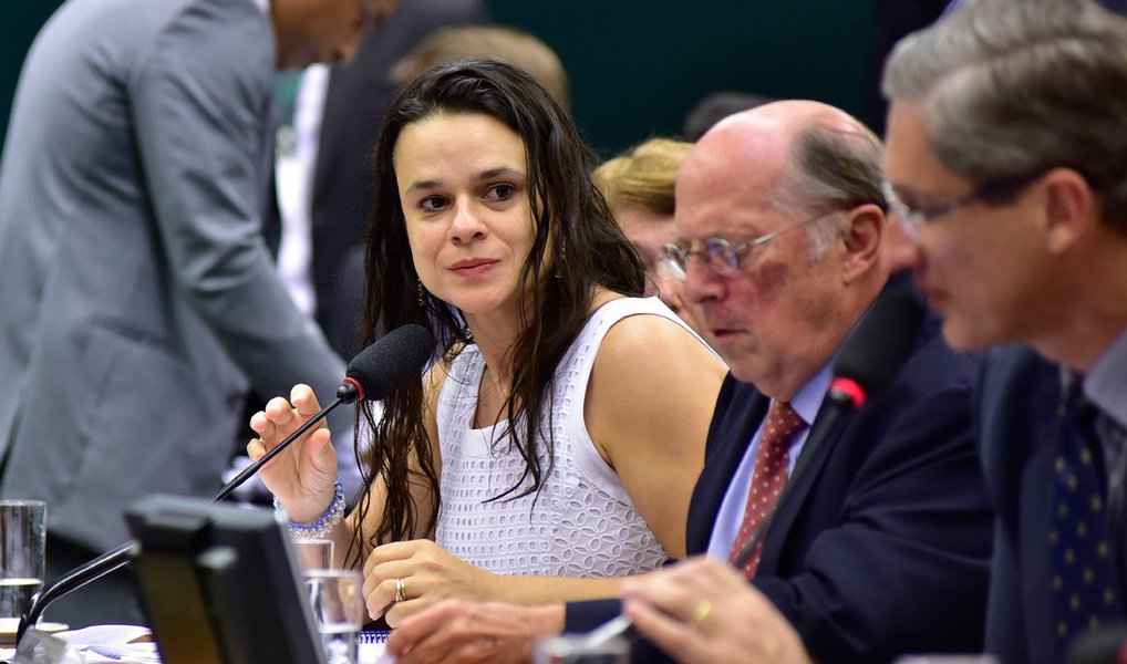 Aadvogados Hélio Bicudo, Janaína Paschoal e Michel Reale Júnior, autores do pedido de impeachment da presidente afastada e Dilma Rousseff, protocolaram na Comissão Processante do Impeachment do Senado um ofício no qual pedem uma série de diligências e oitivas; advogados defendem que Dilma cometeu crime de responsabilidade fiscal e pediram à Caixa Econômica Federal, BNDES e ao Banco do Brasil informaçoes sobre ações movidas contra o Tesouro Nacional, sobre o Plano Safra em 2014 e 2015, e sobre os 20 maiores beneficiários do Programa de Sustentação do Investimento (PSI) em 2014 e 2015, além dos valores dos empréstimos sigilosos feitos à Angola, Cuba e Venezuela; defesa de Dilma também deve apresentar sugestões de oitivas à comissão