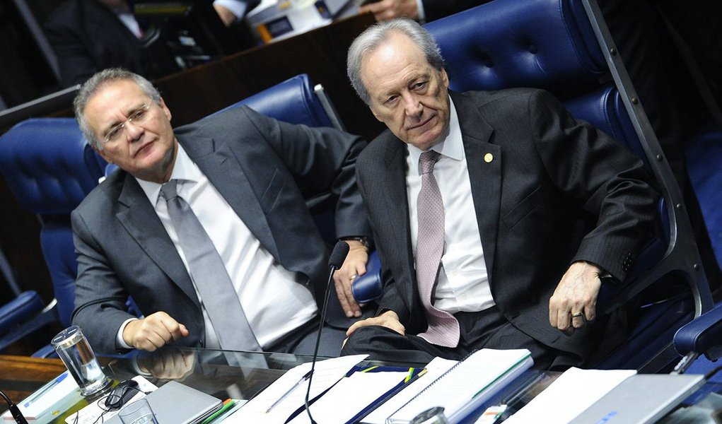 O presidente do Senado, Renan Calheiros (PMDB-AL), anunciou nesta quinta (8), no plenário da Casa, o arquivamento do pedido de impeachment do presidente do Supremo Tribunal Federal (STF), Ricardo Lewandowski; segundo Renan, a denúncia é “amparada exclusivamente em especulações jornalísticas e sem justa causa”; o Movimento Brasil Livre (MBL), autor do pedido, alega que Lewandowski cometeu crime de responsabilidade ao permitir o fatiamento do julgamento do impeachment da presidente Dilma Rousseff