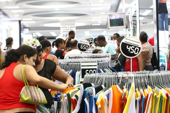 Levantamento da Confederação Nacional de Dirigentes Lojistas (CNDL) e do Serviço de Proteção ao Crédito (SPC) Brasil mostra que 84,6% dos empresários brasileiros não irão contratar funcionários, mesmo temporários, nos últimos meses do ano; desses, 46,6% justificam que não têm necessidade de aumentar o quadro de funcionários, e 13,2% têm baixa expectativa em relação à demanda do fim do ano; pesquisa mostrou também que 31,4% dos empresários entrevistados acreditam que as vendas serão inferiores neste fim de ano comparadas às de 2015, e que 11,8% afirmaram ter demitido alguém nos três meses anteriores à pesquisa