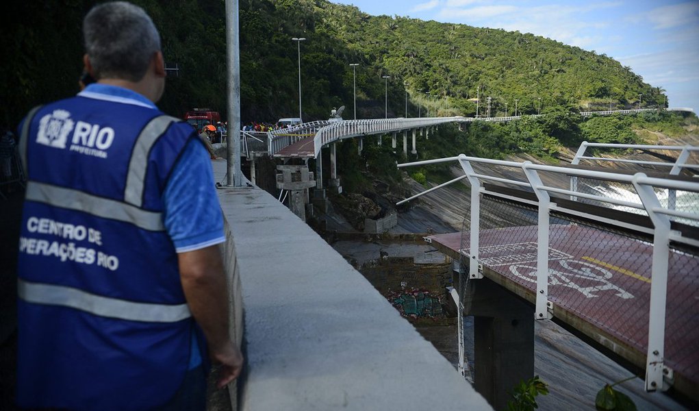 No inquérito conduzido pelo delegado José Alberto Lage, titular da 15ª Delegacia de Polícia, há informações de engenheiros responsáveis pela obra reconhecendo que o projeto deveria conter um estudo prévio do regime das marés e de que havia a necessidade de um plano de contingência que considerasse a instabilidade das marés; "Verificou-se que não foi cogitada a incidência de ondas nos tabuleiros da ciclovia, não tendo havido uma reunião para o estudo dessa incidência. A solução construtiva revelou-se frágil na fixação dos tabuleiros", ressaltou a polícia; acidente deixou duas pessoas mortas, Eduardo Marinho Albuquerque de 54 anos, e Ronaldo Severino da Silva, de 60 anos