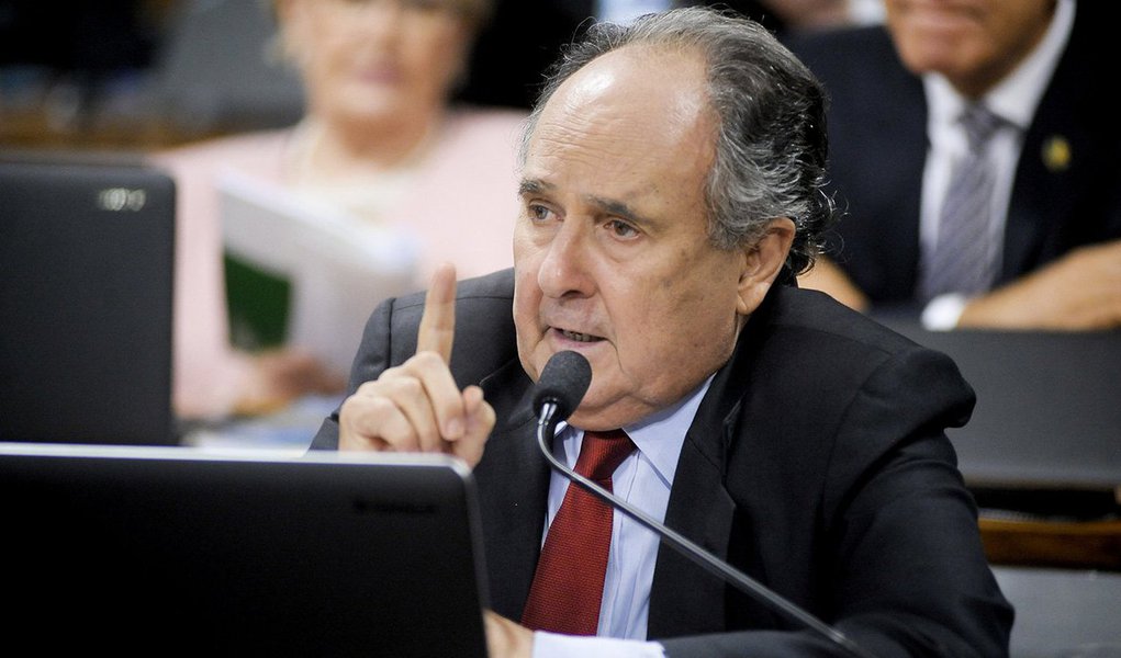 Senador Cristovam Buarque (PPS-DF), que votou pela admissibilidade do processo de impeachment, usou sua página no Facebook para reafirmar seu apoio à realização de novas eleições para presidente da República como solução para a crise política que o País; "No parlamentarismo, a gente não fala em impeachment. Simplesmente diria: 'Esse presidente não merece a confiança do Parlamento'. Pronto. Não tem que dar satisfação a ninguém, no máximo se faz nova eleição, o que talvez fosse a resposta hoje, uma nova eleição", escreveu