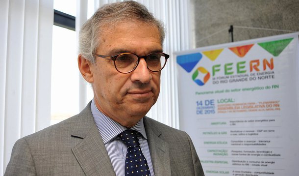 Atual crise na indústria de petróleo do Brasil está permitindo que o setor privado tenha maior protagonismo, levando à maior transformação desde a abertura do setor, quando houve a quebra de monopólio da exploração e produção da Petrobras, afirmou o presidente do Instituto Brasileiro do Petróleo (IBP), Jorge Camargo; "São as crises que nos levam a mudar... Realmente é um novo ciclo que estamos começando", disse; até outubro a Petrobras - que vem reduzindo investimentos em função da crise -  publicará seu plano de negócios, dando mais visibilidade para o setor como um todo realizar seus próprios planos estratégicos