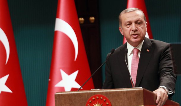 Turquia procurou assegurar a seus cidadãos e ao restante do mundo nesta quinta-feira de que não haverá um retorno à repressão intensa do passado, apesar de o presidente turco, Recep Tayyip Erdogan, ter imposto o primeiro estado de emergência de âmbito nacional desde a década de 1980; estado de emergência deverá durar ao menos três meses e permitirá ao governo adotar medidas rápidas contra apoiadores do golpe; cerca de 60 mil soldados, policiais, juízes, servidores públicos e professores foram suspensos, detidos ou postos sob investigação desde que o golpe foi frustrado, na semana passada