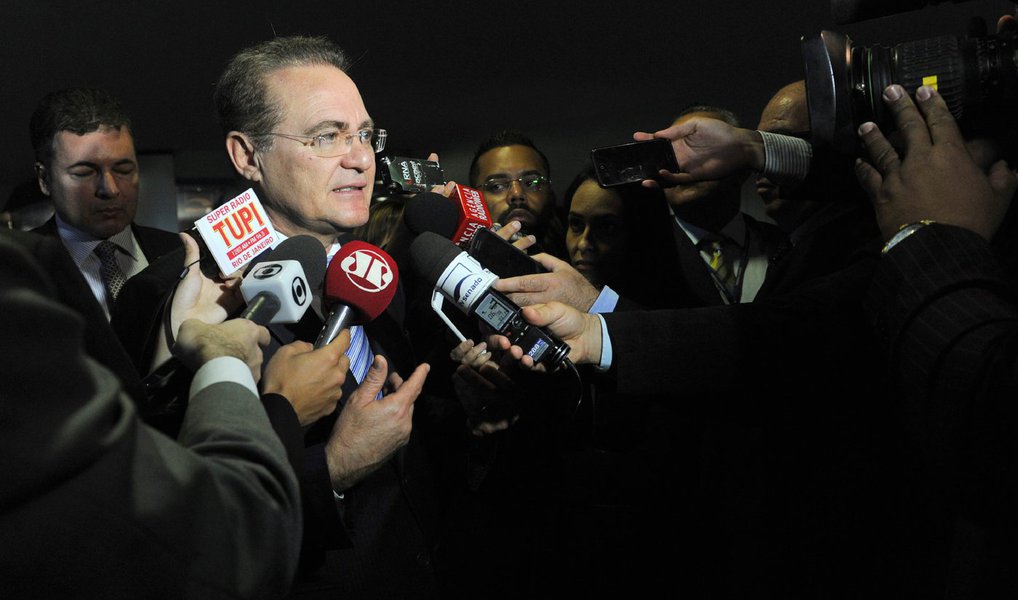 O presidente do Senado Renan Calheiros (PMDB-AL) divulgou nota nesta segunda (30) na qual afirma que não indica nomes para ocupantes de cargos no governo do presidente em exercício Michel Temer; Renan Calheiros diz que não vai "indicar, sugerir, endossar, recomendar e nem mesmo opinar sobre a escolha de autoridades" no governo; a escolha do agora ex-ministro da Transparência e Controle, Fabiano Silveira, foi atribuída a Renan